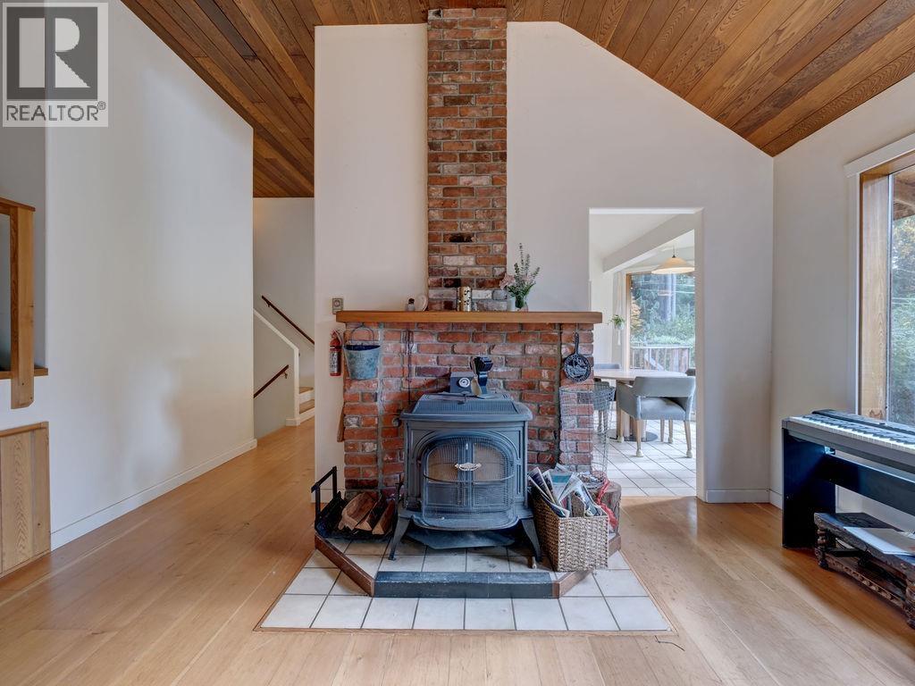 1321 Marlene Road, Roberts Creek, British Columbia  V0N 2W2 - Photo 10 - R3065790