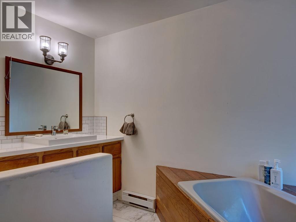 1321 Marlene Road, Roberts Creek, British Columbia  V0N 2W2 - Photo 11 - R3065790