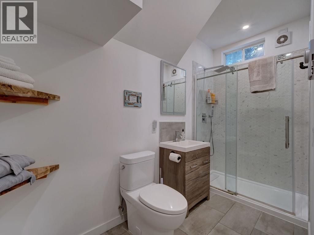 1321 Marlene Road, Roberts Creek, British Columbia  V0N 2W2 - Photo 15 - R3065790