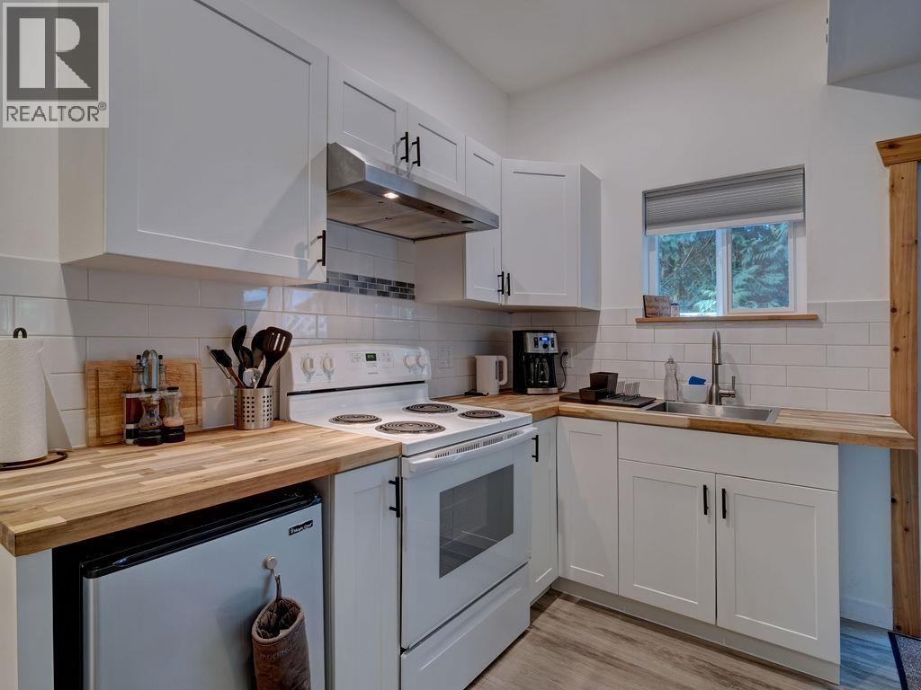 1321 Marlene Road, Roberts Creek, British Columbia  V0N 2W2 - Photo 16 - R3065790