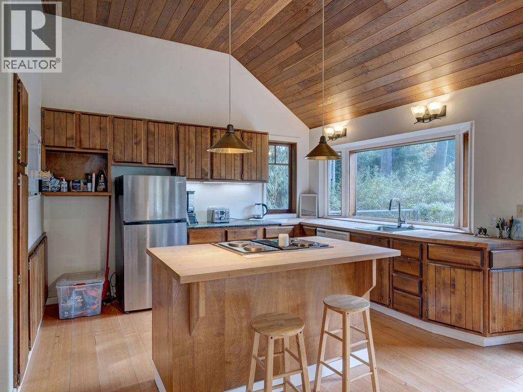 1321 Marlene Road, Roberts Creek, British Columbia  V0N 2W2 - Photo 2 - R3065790