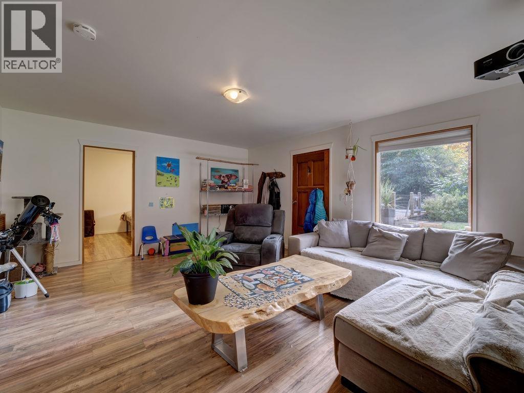 1321 Marlene Road, Roberts Creek, British Columbia  V0N 2W2 - Photo 23 - R3065790