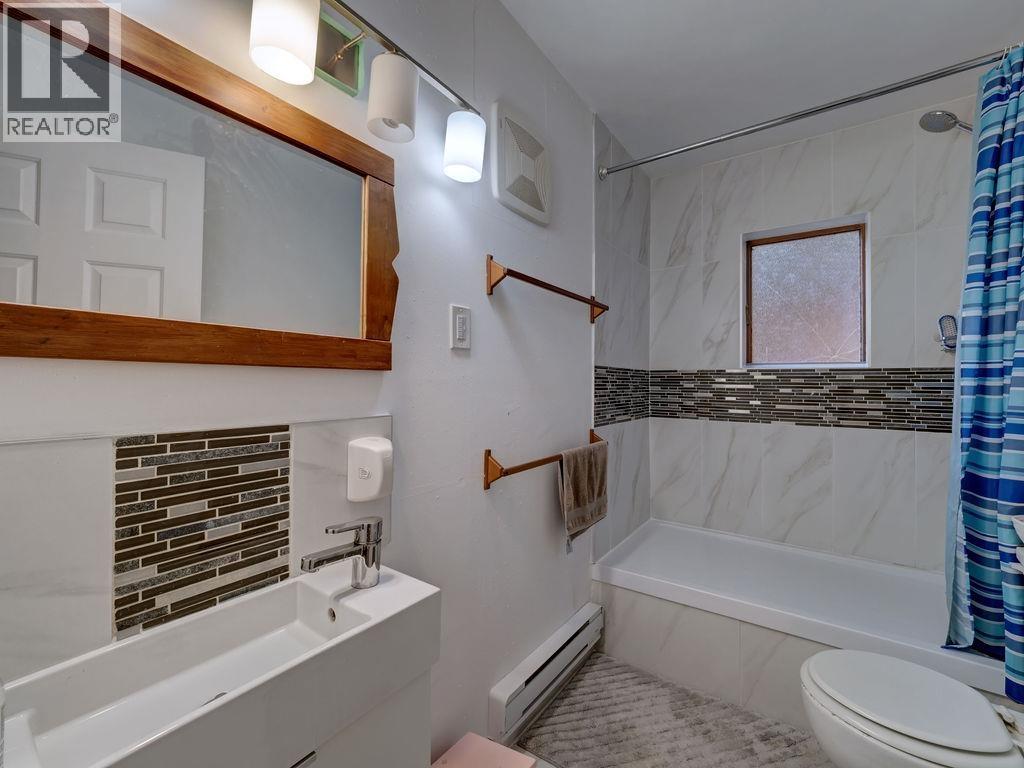 1321 Marlene Road, Roberts Creek, British Columbia  V0N 2W2 - Photo 25 - R3065790