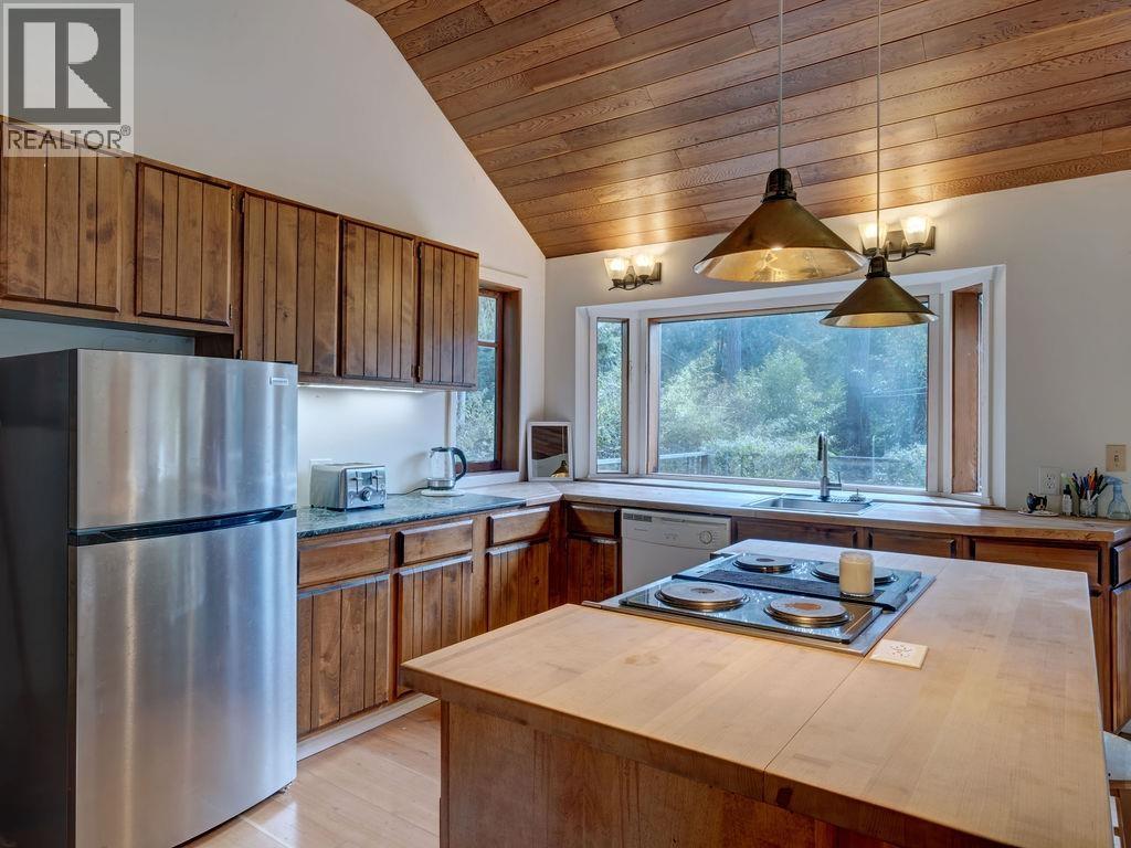 1321 Marlene Road, Roberts Creek, British Columbia  V0N 2W2 - Photo 3 - R3065790