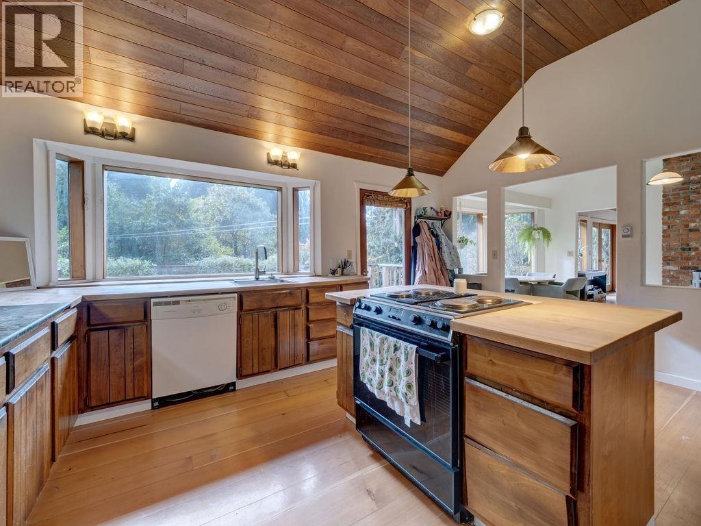 1321 Marlene Road, Roberts Creek, British Columbia  V0N 2W2 - Photo 4 - R3065790