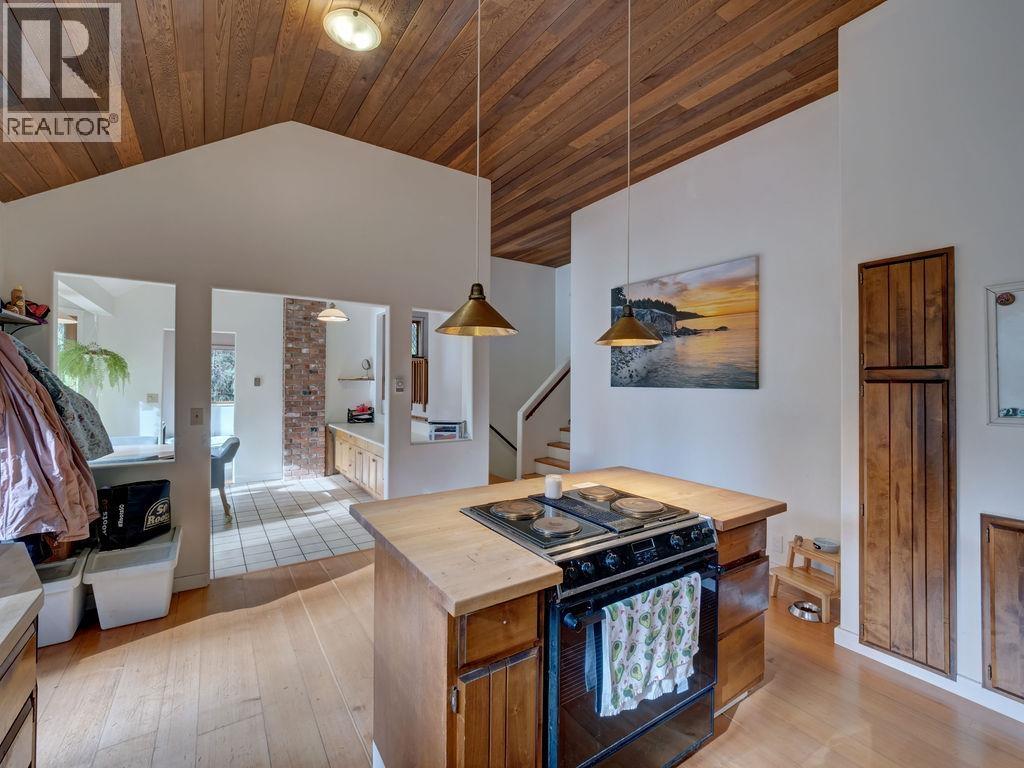 1321 Marlene Road, Roberts Creek, British Columbia  V0N 2W2 - Photo 5 - R3065790