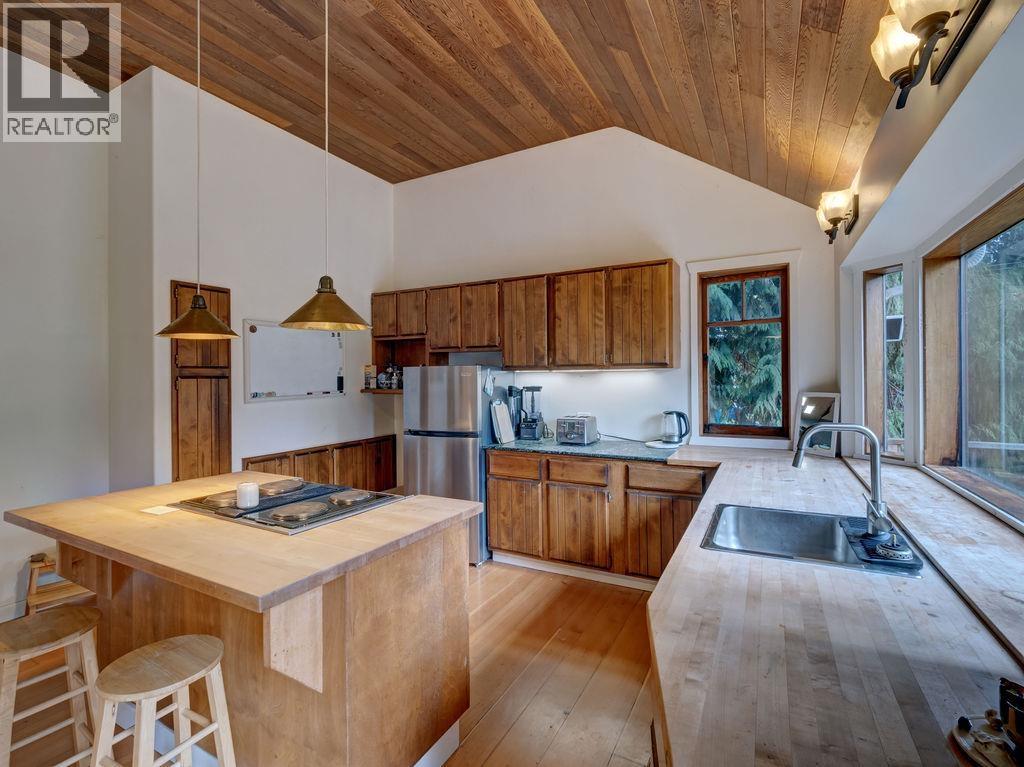 1321 Marlene Road, Roberts Creek, British Columbia  V0N 2W2 - Photo 6 - R3065790