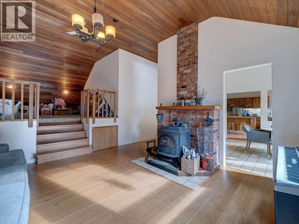 1321 Marlene Road, Roberts Creek, British Columbia  V0N 2W2 - Photo 9 - R3065790