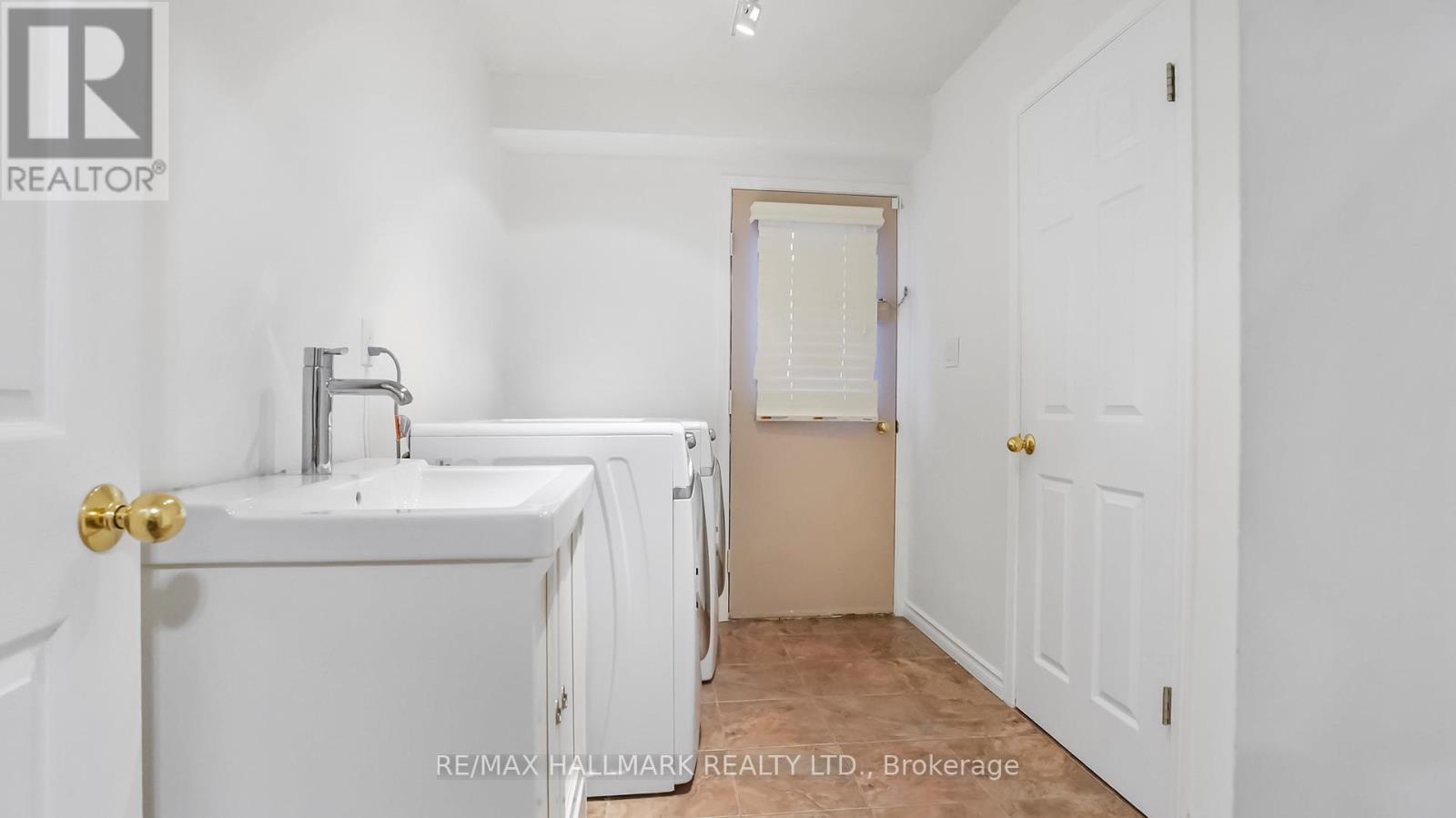 22 Avondale Crescent, Aurora, Ontario  L4G 3P6 - Photo 12 - N12523544