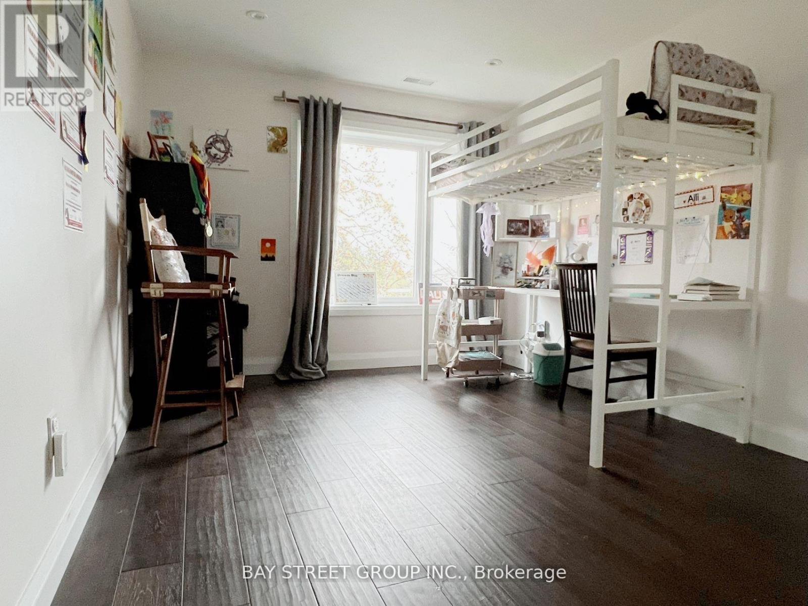 Upper - 16 Enfield Avenue, Toronto (Alderwood), Ontario  M8W 1T8 - Photo 12 - W12523466