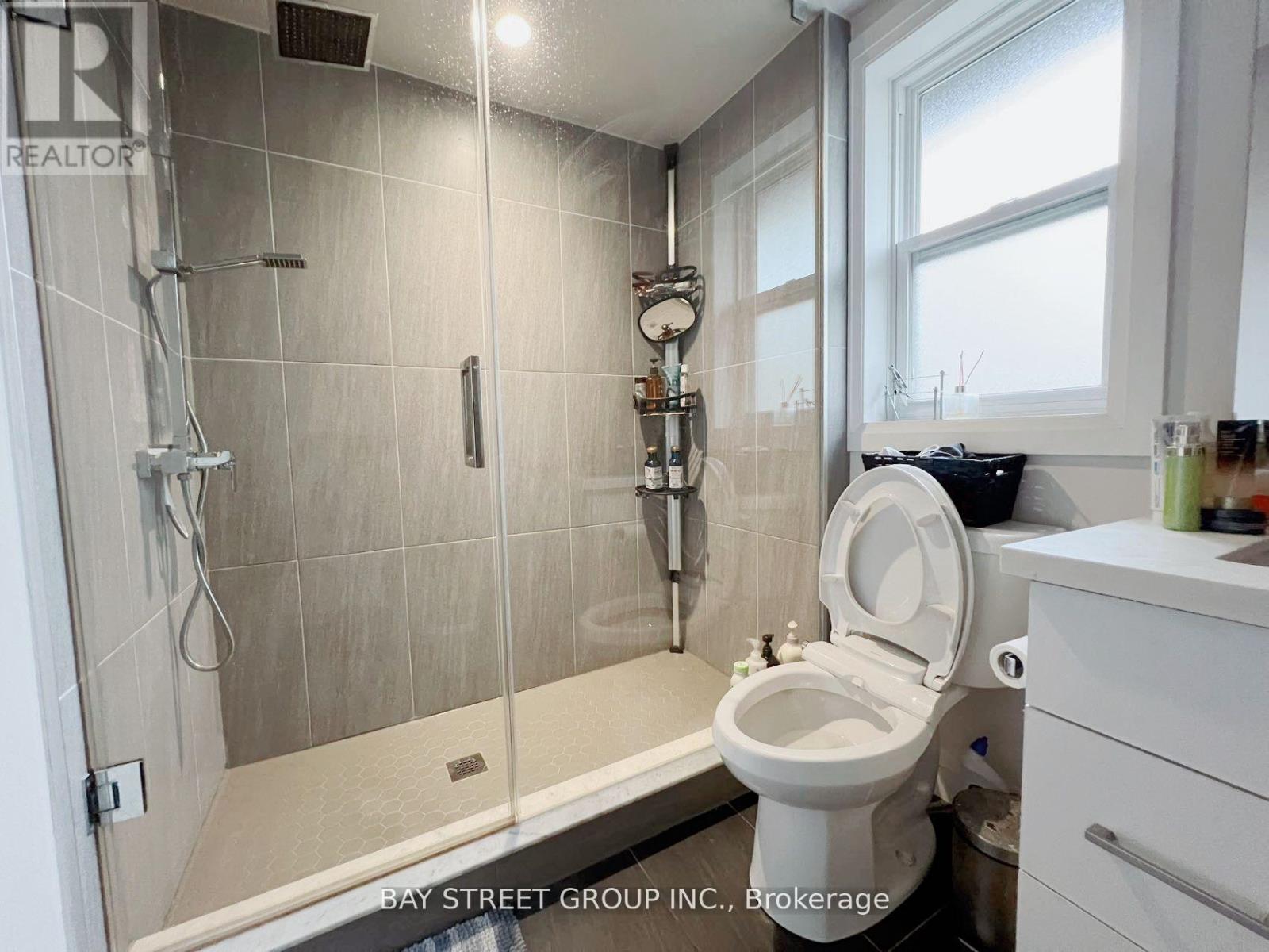 Upper - 16 Enfield Avenue, Toronto (Alderwood), Ontario  M8W 1T8 - Photo 14 - W12523466