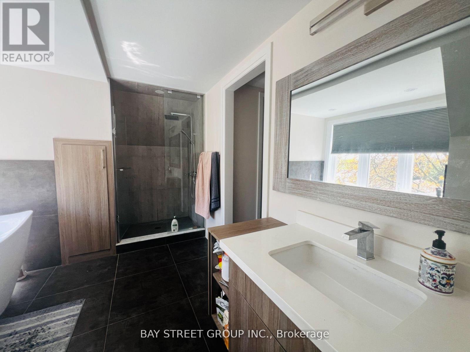 Upper - 16 Enfield Avenue, Toronto (Alderwood), Ontario  M8W 1T8 - Photo 19 - W12523466