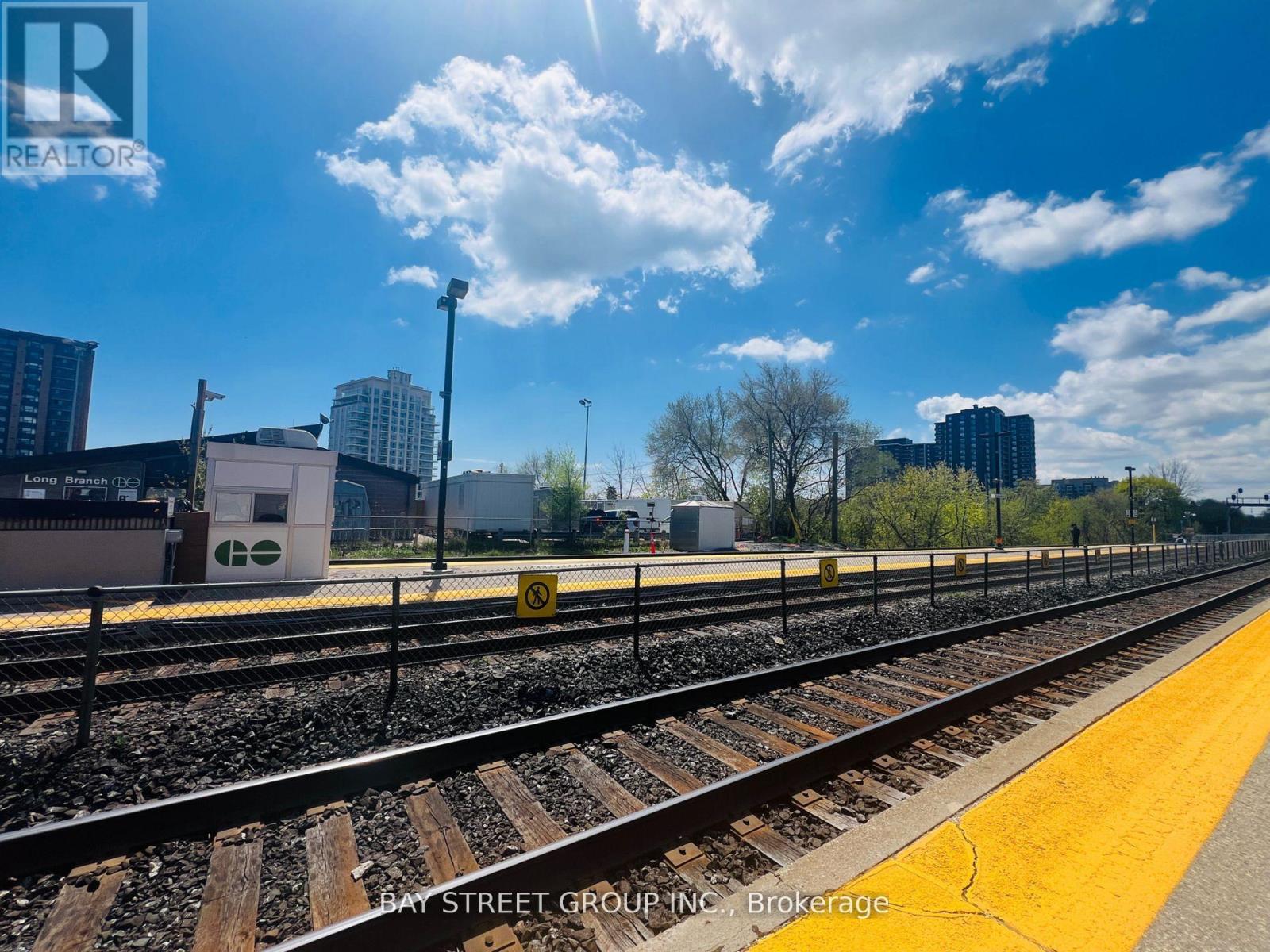 Upper - 16 Enfield Avenue, Toronto (Alderwood), Ontario  M8W 1T8 - Photo 28 - W12523466