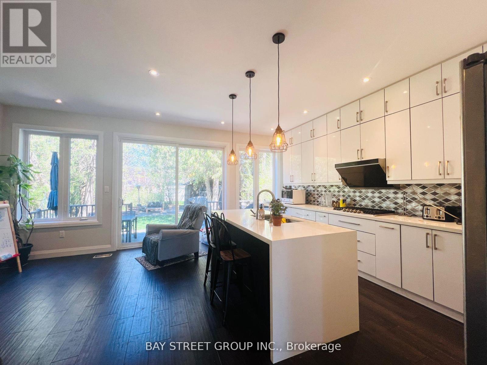 Upper - 16 Enfield Avenue, Toronto (Alderwood), Ontario  M8W 1T8 - Photo 4 - W12523466