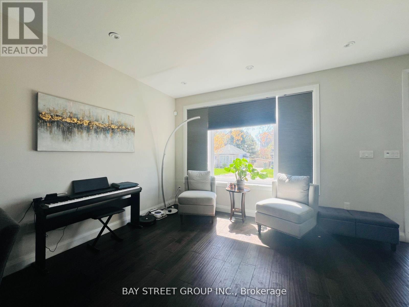 Upper - 16 Enfield Avenue, Toronto (Alderwood), Ontario  M8W 1T8 - Photo 6 - W12523466