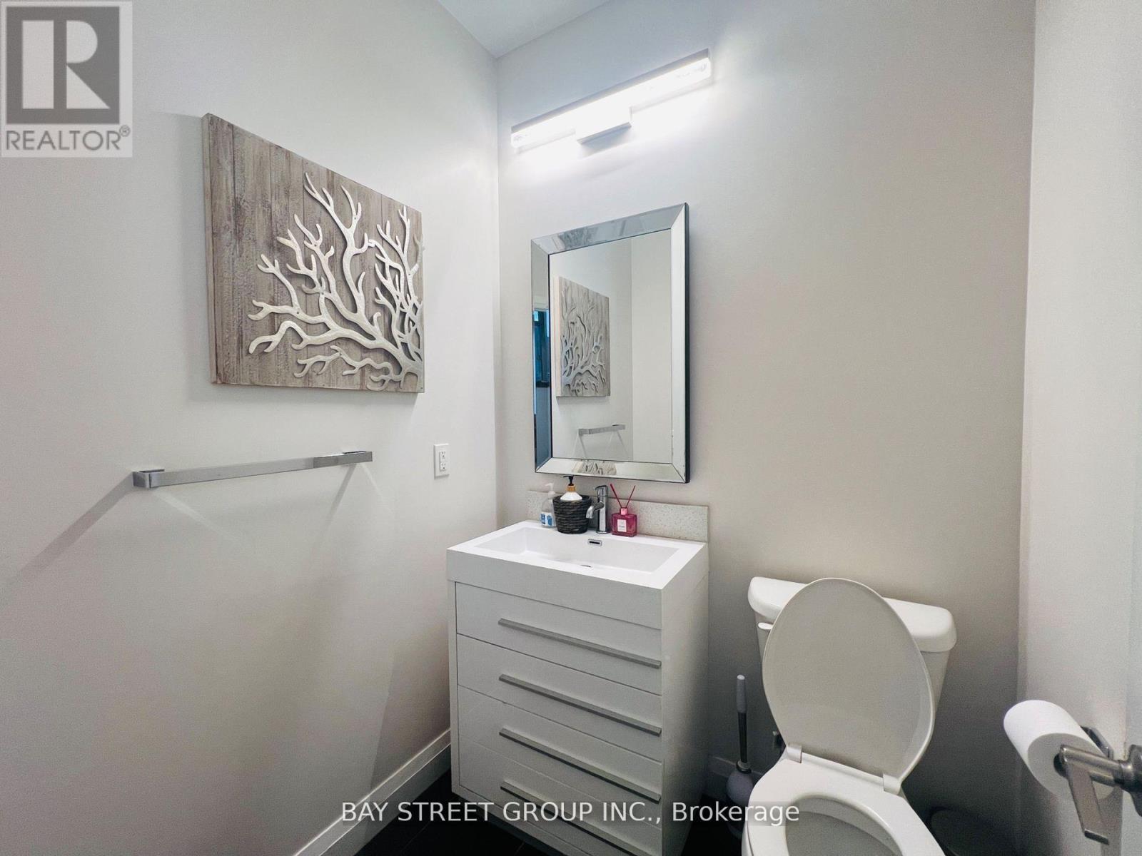 Upper - 16 Enfield Avenue, Toronto (Alderwood), Ontario  M8W 1T8 - Photo 7 - W12523466