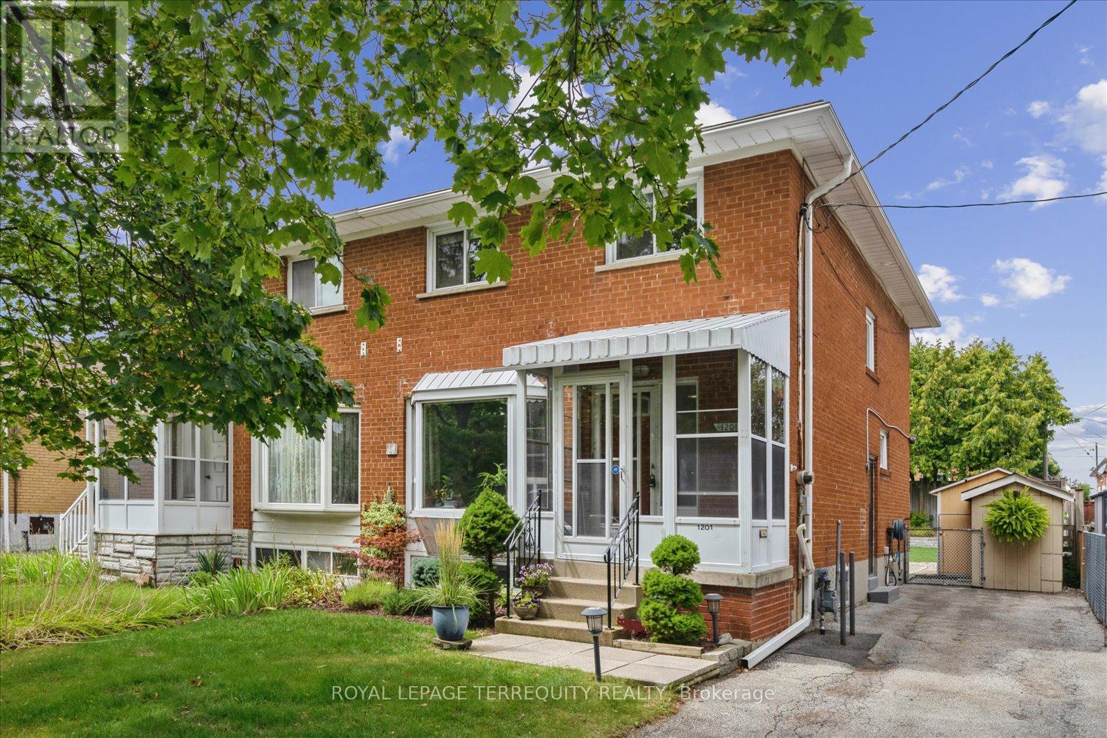 1201 Kingsholm Drive, Mississauga, Ontario  L4Y 2H1 - Photo 2 - W12523478