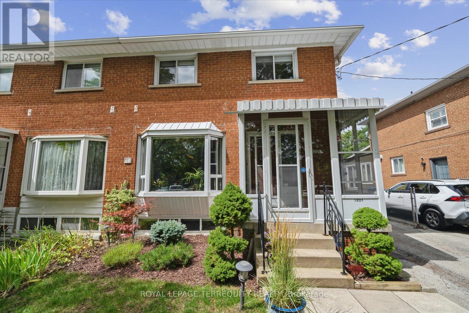 1201 Kingsholm Drive, Mississauga, Ontario  L4Y 2H1 - Photo 3 - W12523478