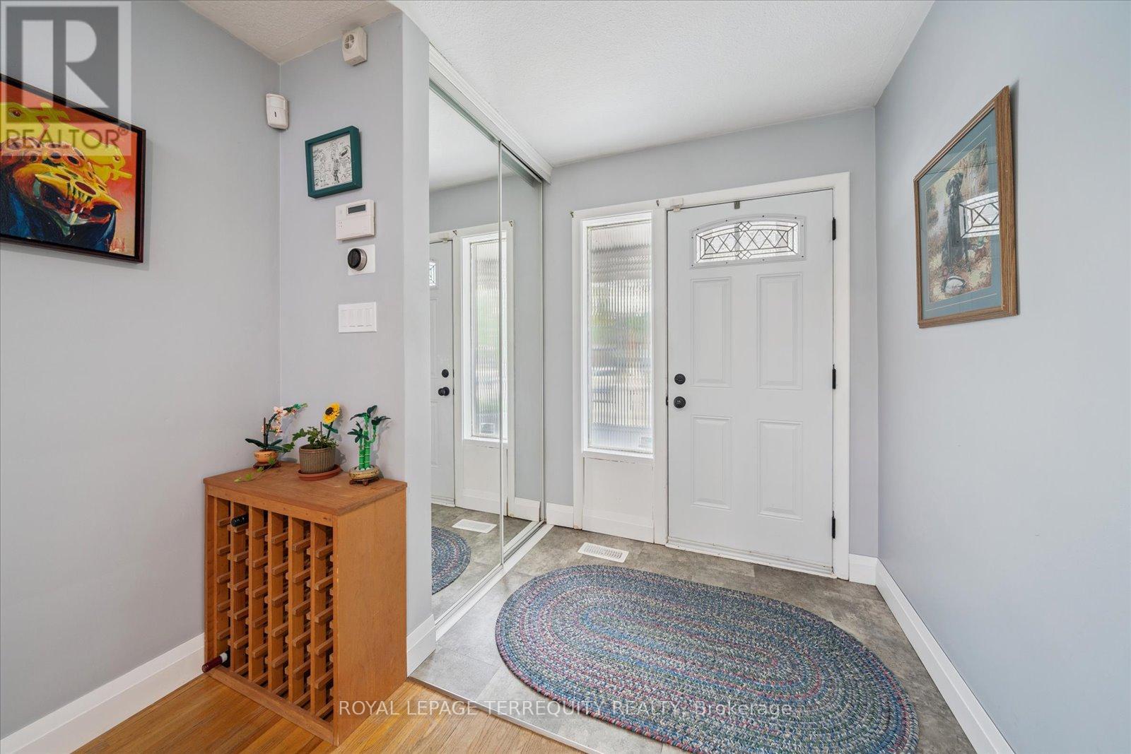 1201 Kingsholm Drive, Mississauga, Ontario  L4Y 2H1 - Photo 6 - W12523478