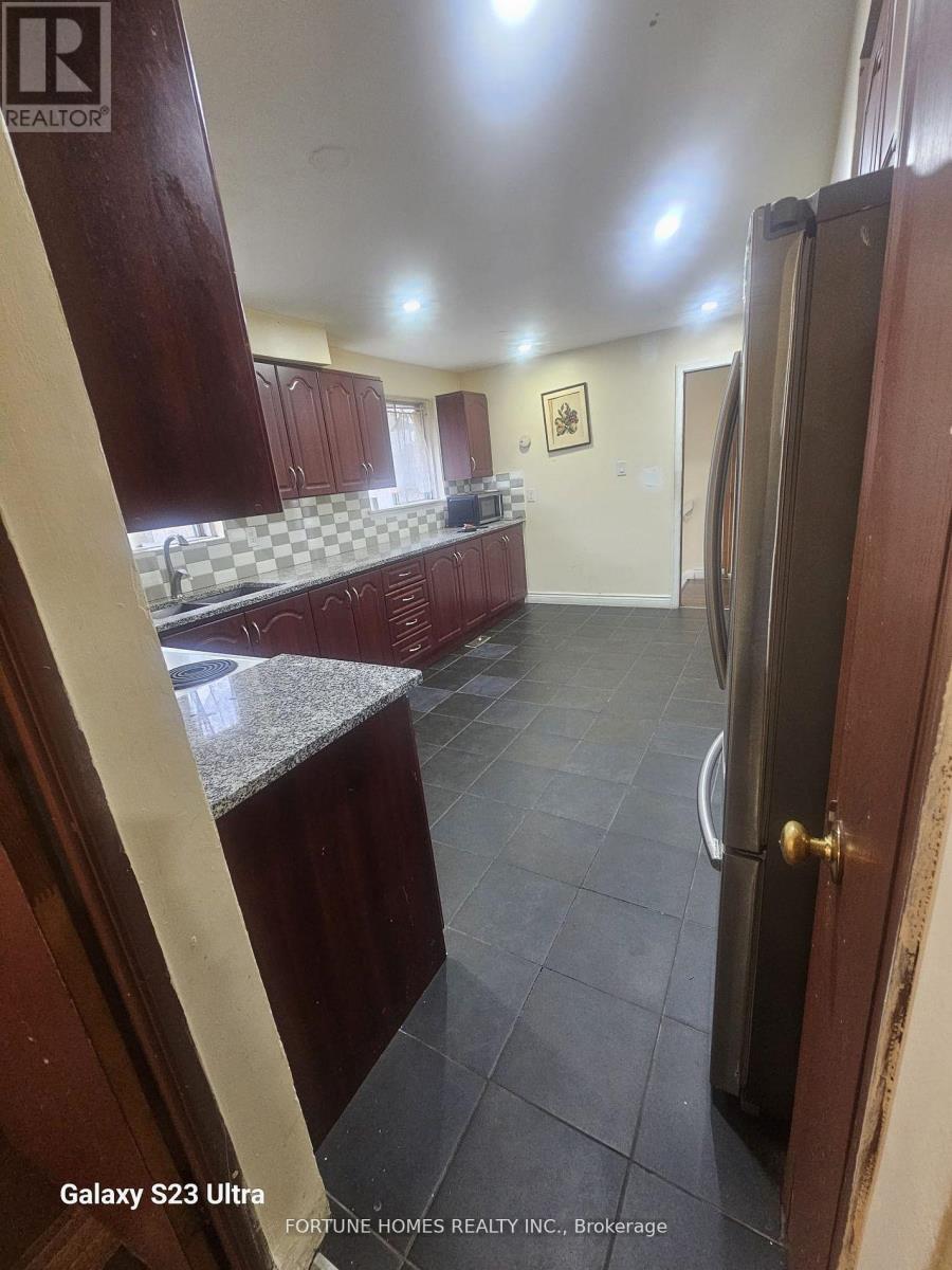 3136 Morning Star Drive, Mississauga, Ontario  L4T 1X4 - Photo 10 - W12523518