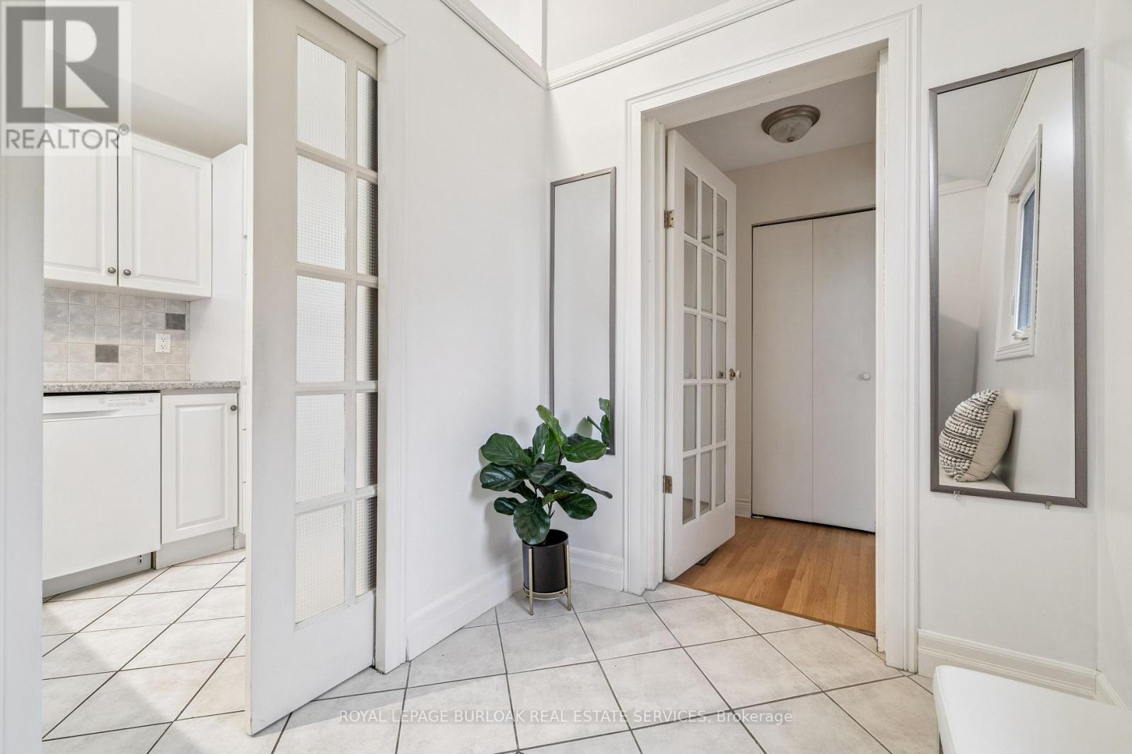 532 Elwood Road, Burlington, Ontario  L7M 3C7 - Photo 4 - W12523538