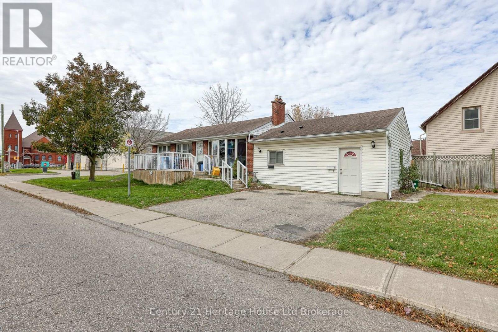 719 Peel Street, Woodstock, Ontario N4S 1L5 - Photo 3 - X12523092