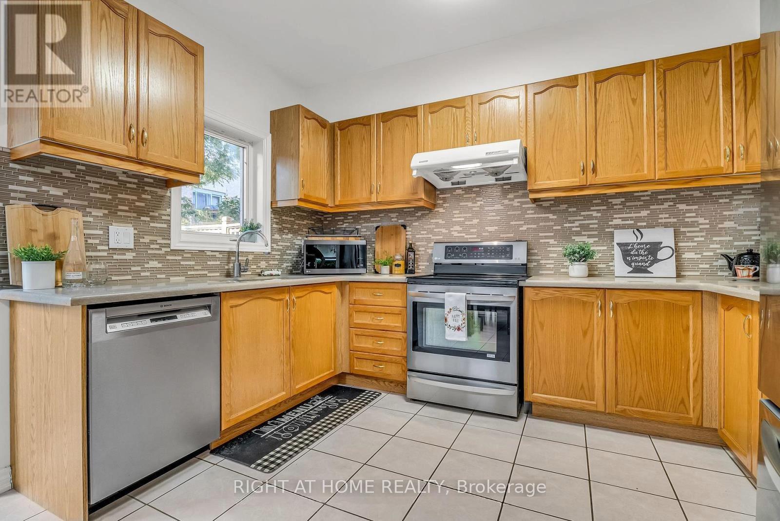 12 Walter Thomas Way, Markham, Ontario  L3R 5P6 - Photo 10 - N12523612