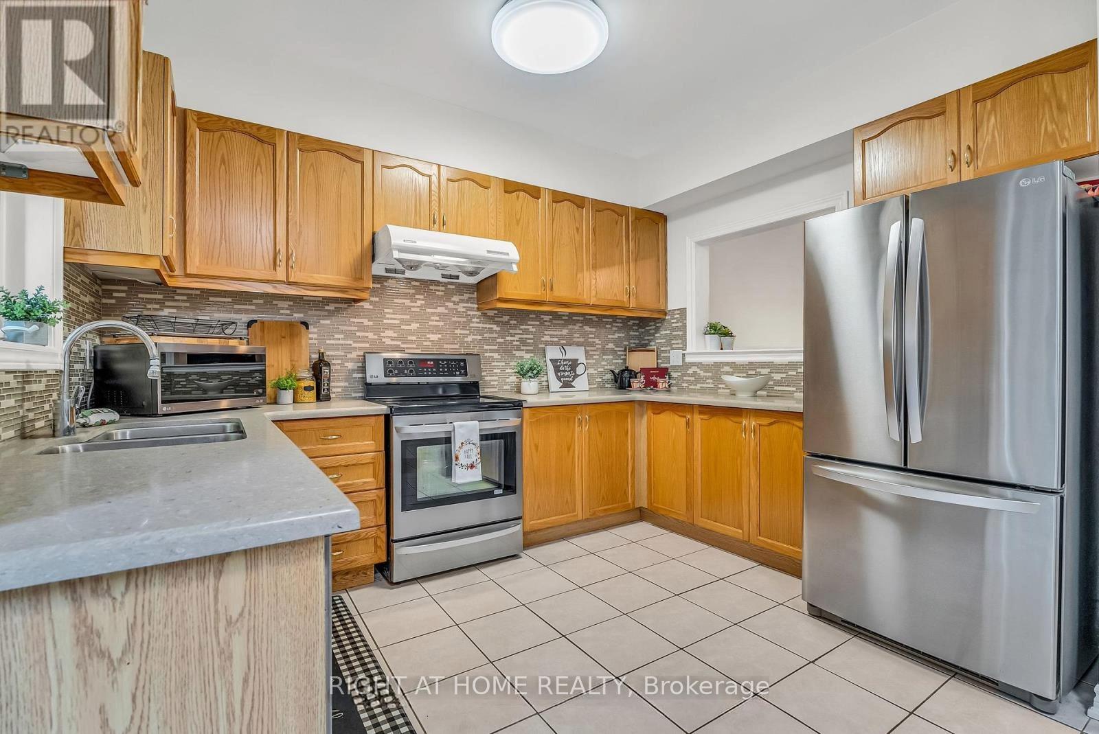 12 Walter Thomas Way, Markham, Ontario  L3R 5P6 - Photo 11 - N12523612