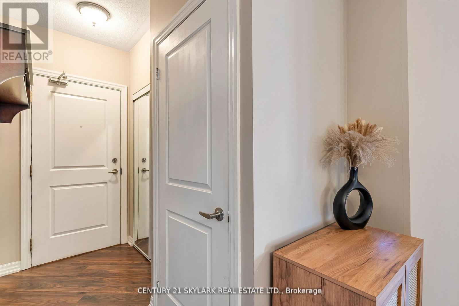 516 - 245 Dalesford Road, Toronto (Stonegate-Queensway), Ontario  M8Y 4H7 - Photo 3 - W12523676