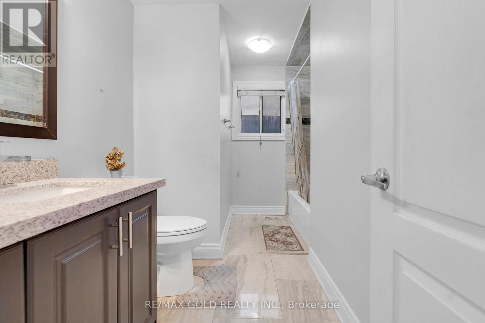 13 Tullamore Road S, Brampton, Ontario  L6W 1J7 - Photo 12 - W12523720