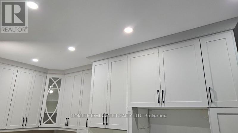 13 Purebrook Crescent, Brampton, Ontario  L6P 2L5 - Photo 3 - W12523722