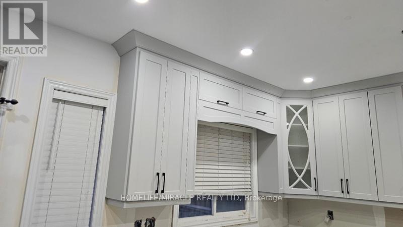 13 Purebrook Crescent, Brampton, Ontario  L6P 2L5 - Photo 4 - W12523722