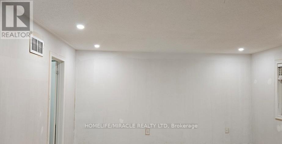 13 Purebrook Crescent, Brampton, Ontario  L6P 2L5 - Photo 8 - W12523722