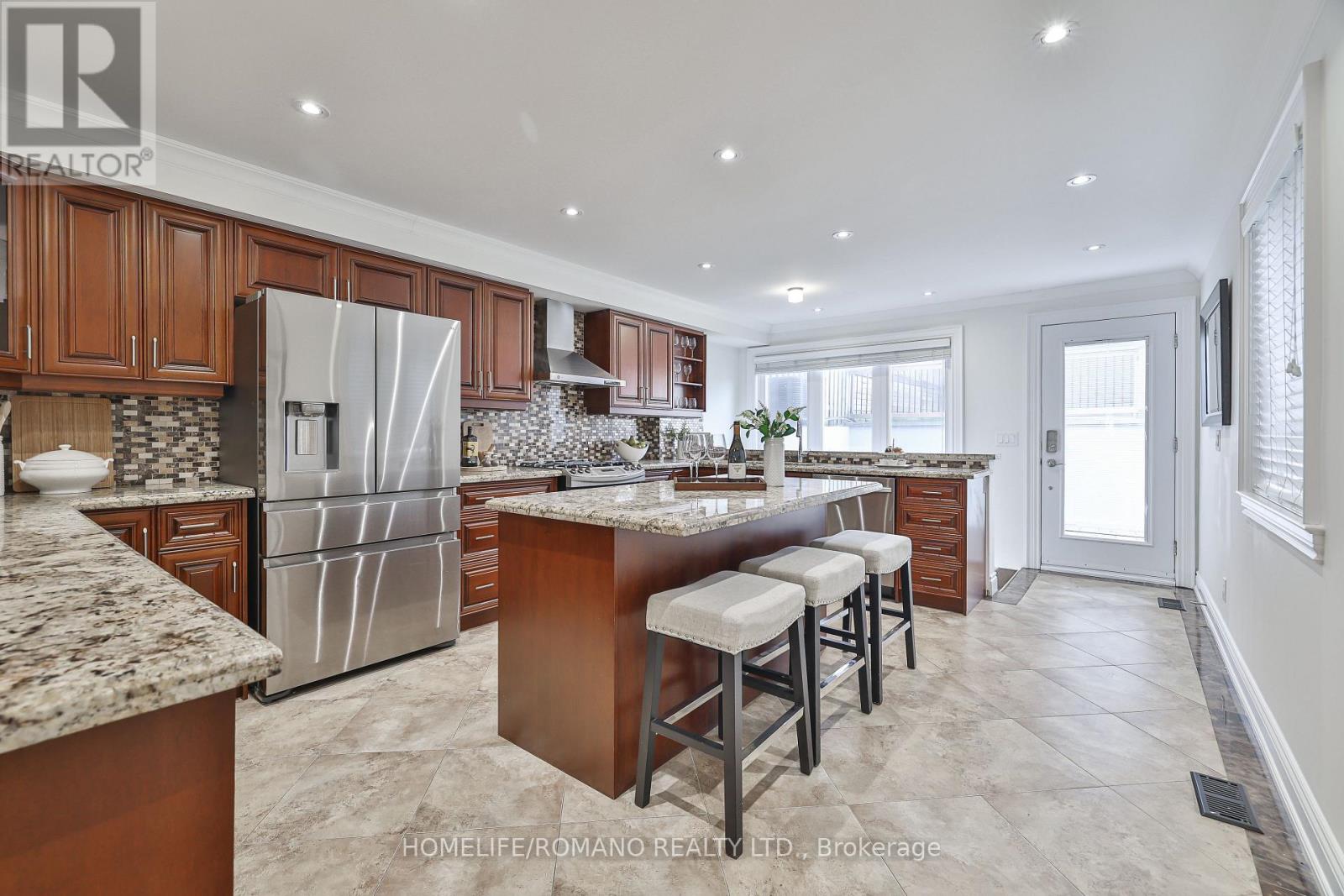 20 Harlton Crescent, Toronto, Ontario  M6M 1L1 - Photo 11 - W12523730