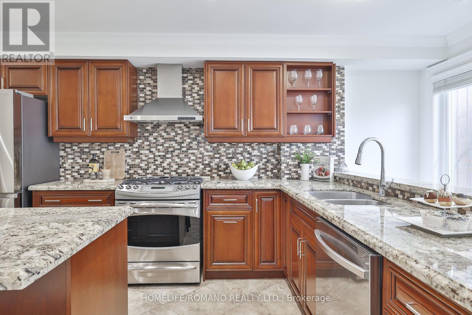 20 Harlton Crescent, Toronto, Ontario  M6M 1L1 - Photo 14 - W12523730