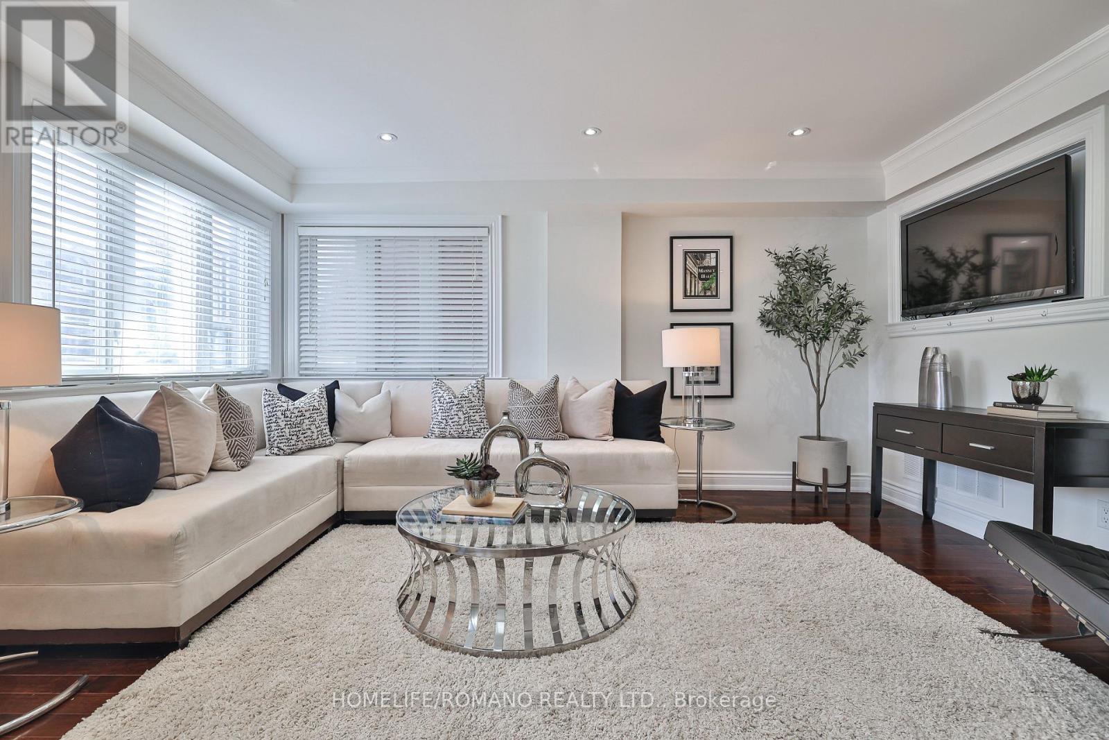 20 Harlton Crescent, Toronto, Ontario  M6M 1L1 - Photo 4 - W12523730