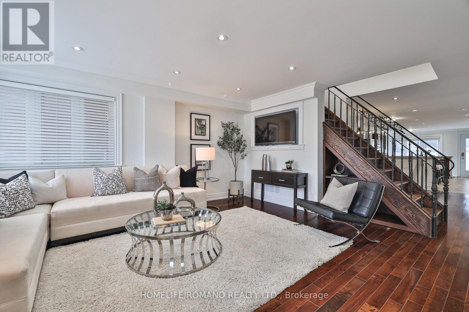 20 Harlton Crescent, Toronto, Ontario  M6M 1L1 - Photo 5 - W12523730