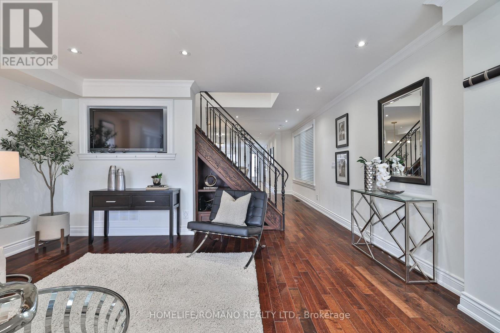 20 Harlton Crescent, Toronto, Ontario  M6M 1L1 - Photo 6 - W12523730