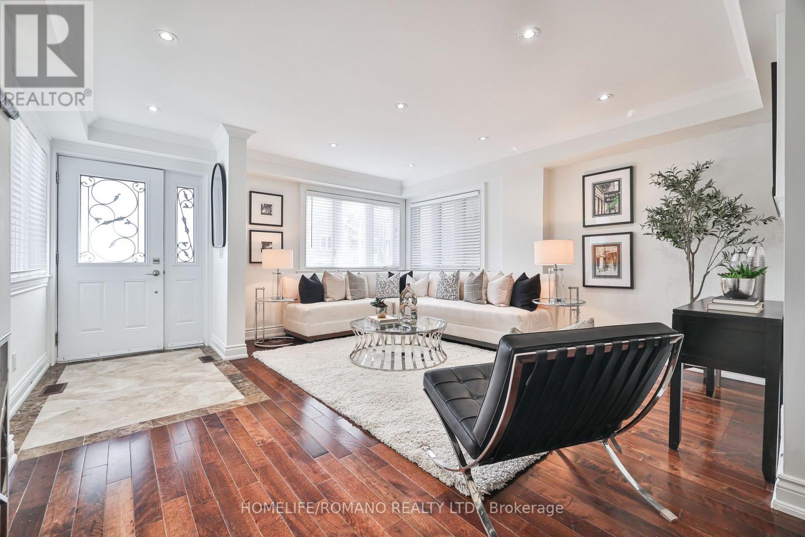 20 Harlton Crescent, Toronto, Ontario  M6M 1L1 - Photo 7 - W12523730