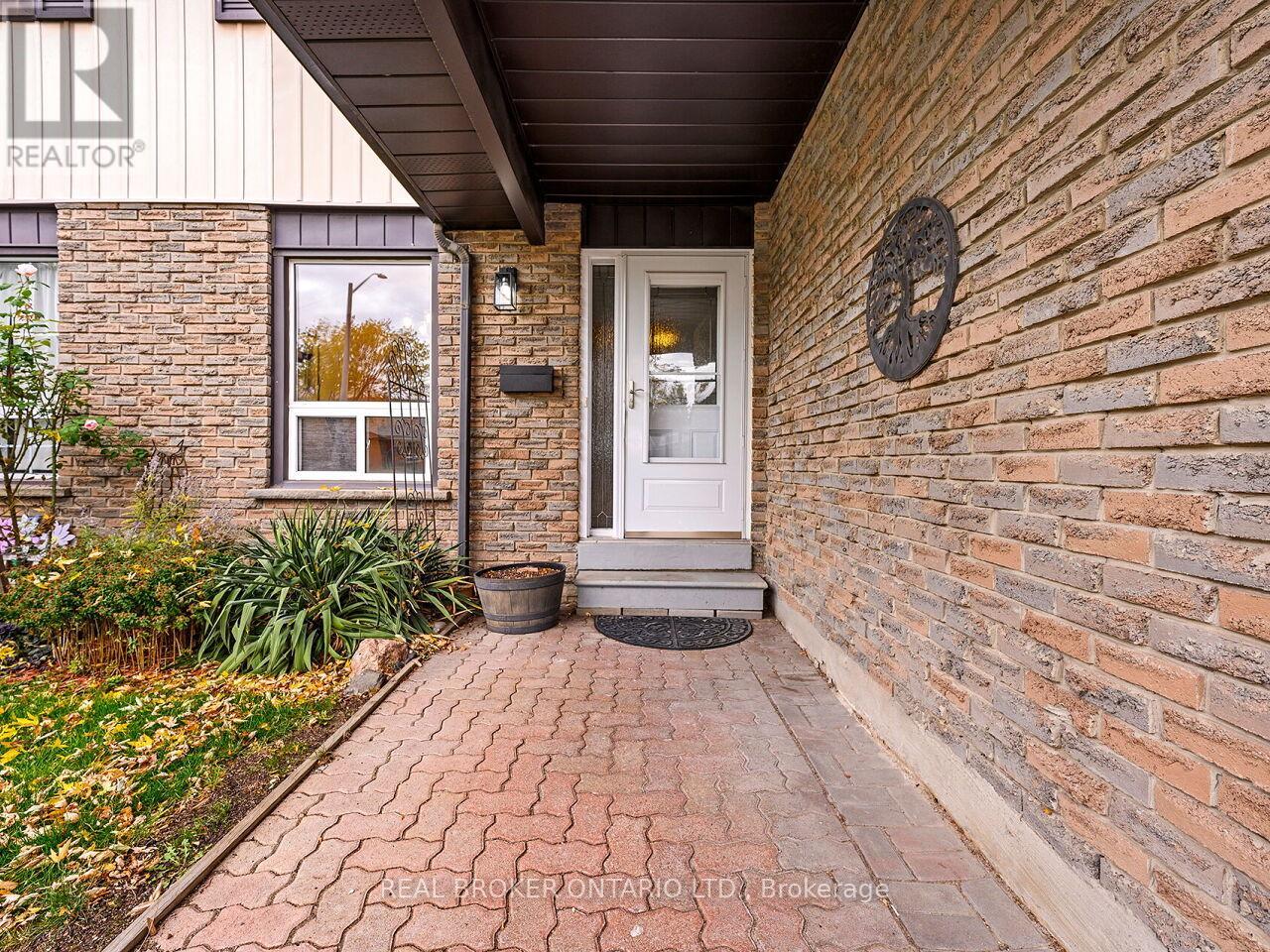 7223 Bendigo Circle, Mississauga, Ontario  L5N 1Z4 - Photo 4 - W12523780