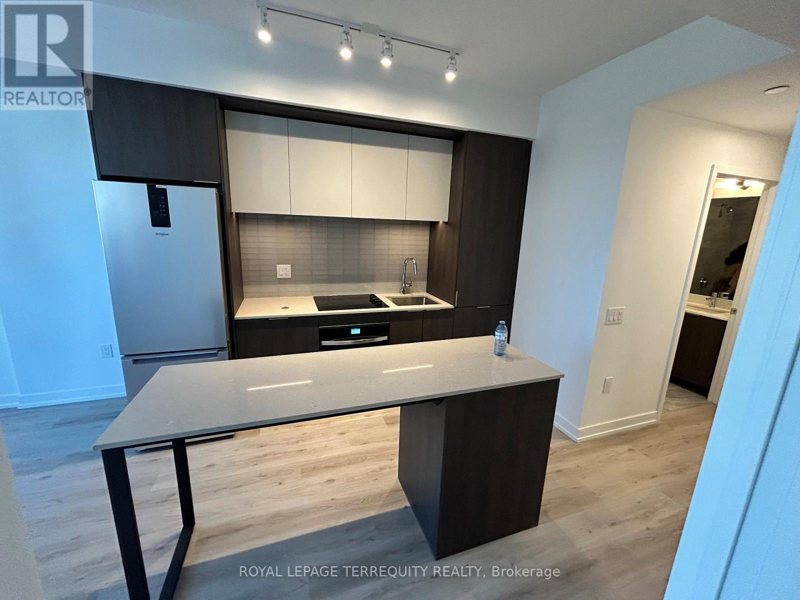 1101 - 395 Square One Drive, Mississauga, Ontario  L5B 0P6 - Photo 7 - W12523822