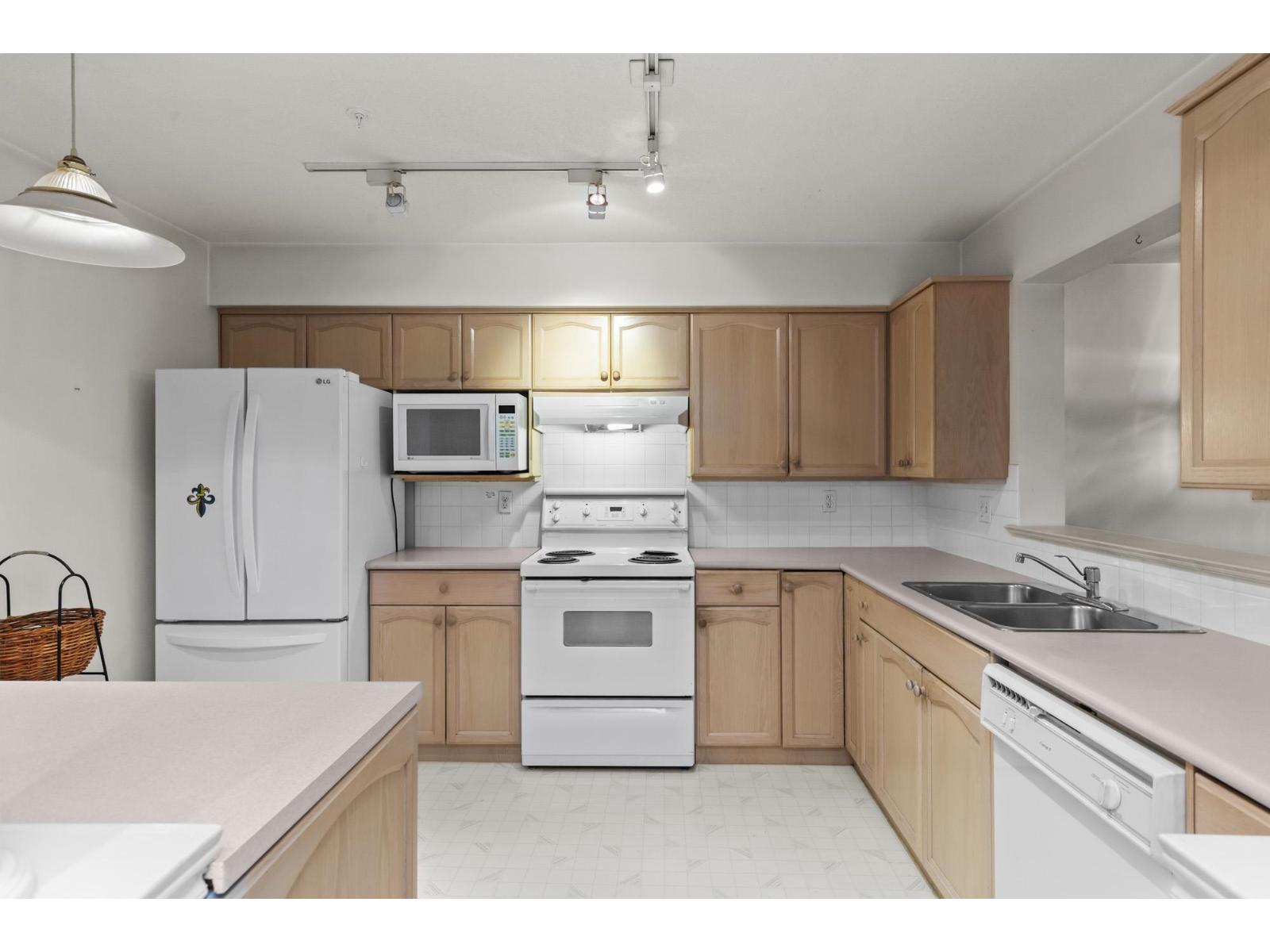 208 2575 Ware Street, Abbotsford, British Columbia  V2S 3E2 - Photo 2 - R3065710