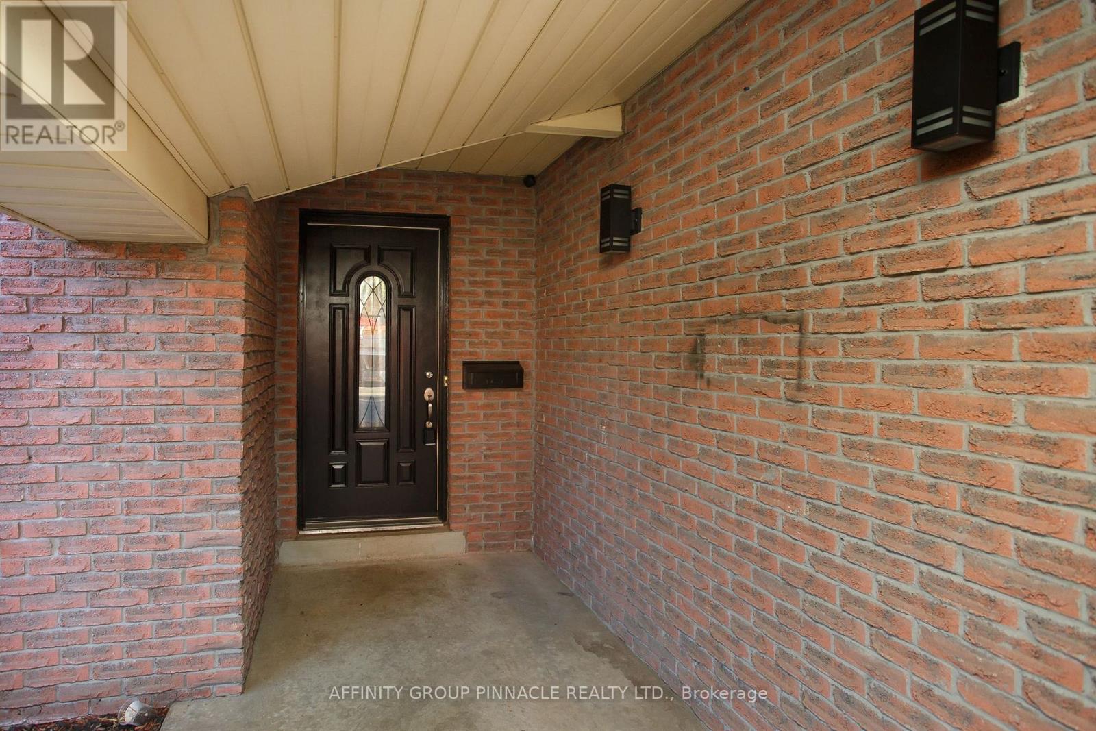 37 Parkway Avenue, Kawartha Lakes, Ontario K9V 5J7 - Photo 4 - X12523914