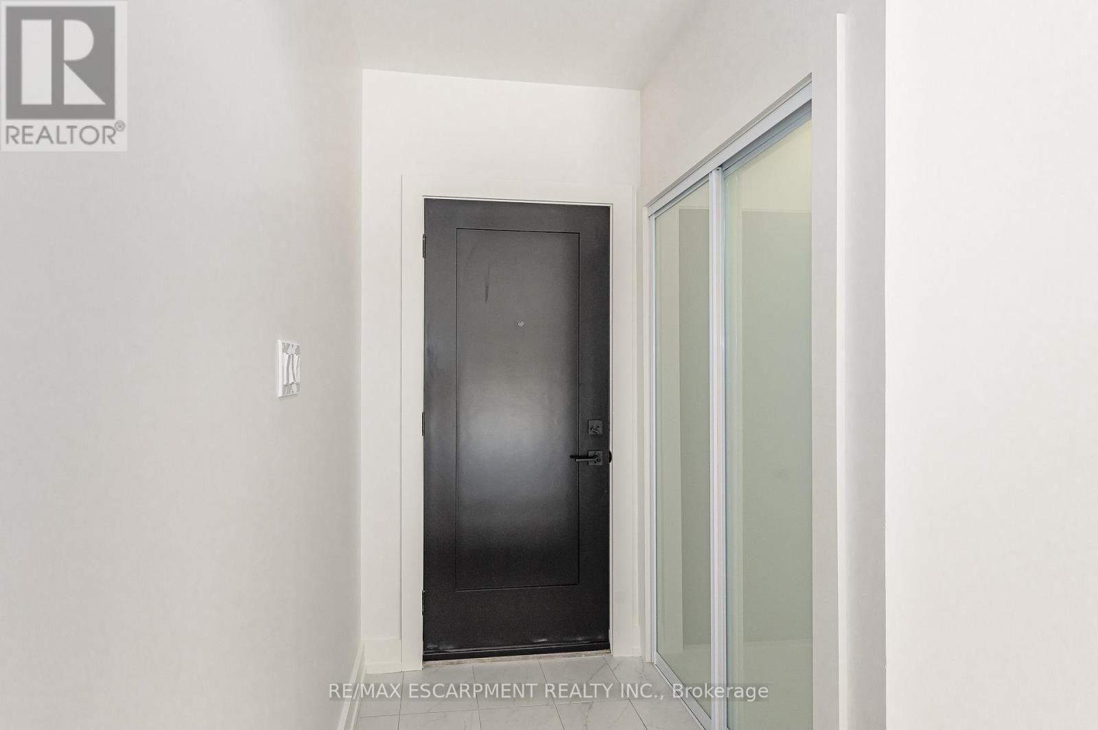 Upper - 664 Hiawatha Boulevard, Hamilton, Ontario  L9G 3A5 - Photo 2 - X12523610