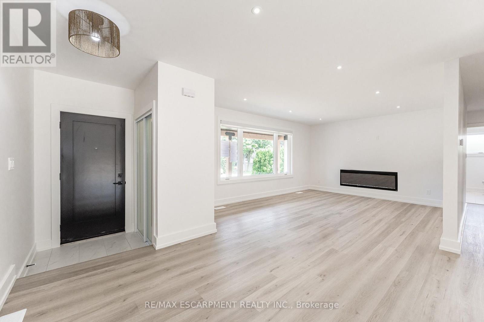 Upper - 664 Hiawatha Boulevard, Hamilton, Ontario  L9G 3A5 - Photo 3 - X12523610