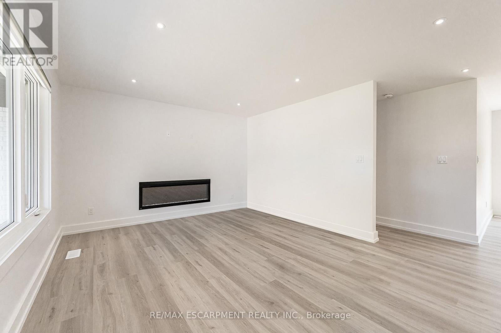 Upper - 664 Hiawatha Boulevard, Hamilton, Ontario  L9G 3A5 - Photo 4 - X12523610