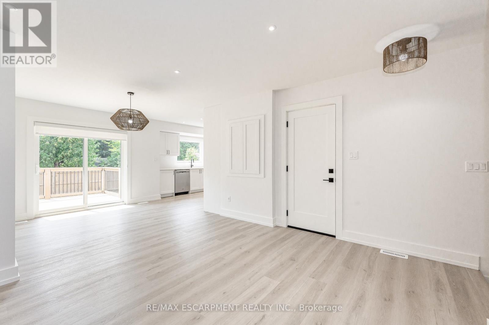 Upper - 664 Hiawatha Boulevard, Hamilton, Ontario  L9G 3A5 - Photo 5 - X12523610