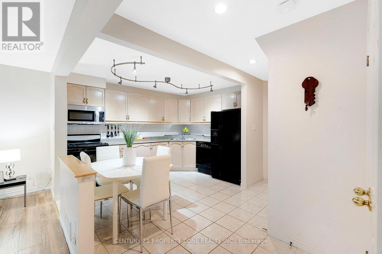 2 - 1809 Upper Wentworth Street, Hamilton, Ontario L9B 2R9 - Photo 8 - X12523708