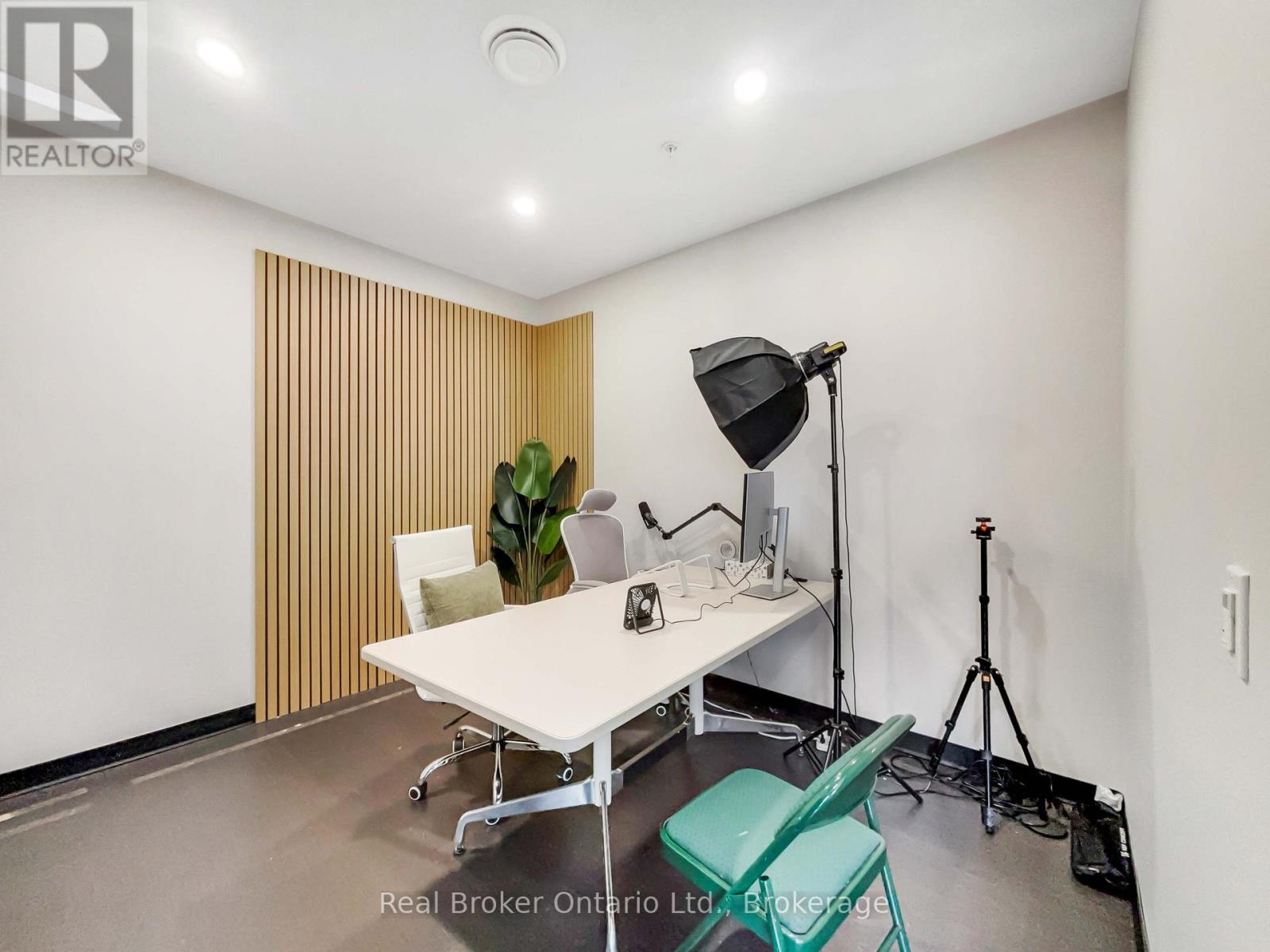 205b - 195 Hanlon Creek Boulevard, Guelph, Ontario N1C 0A1 - Photo 2 - X12523842