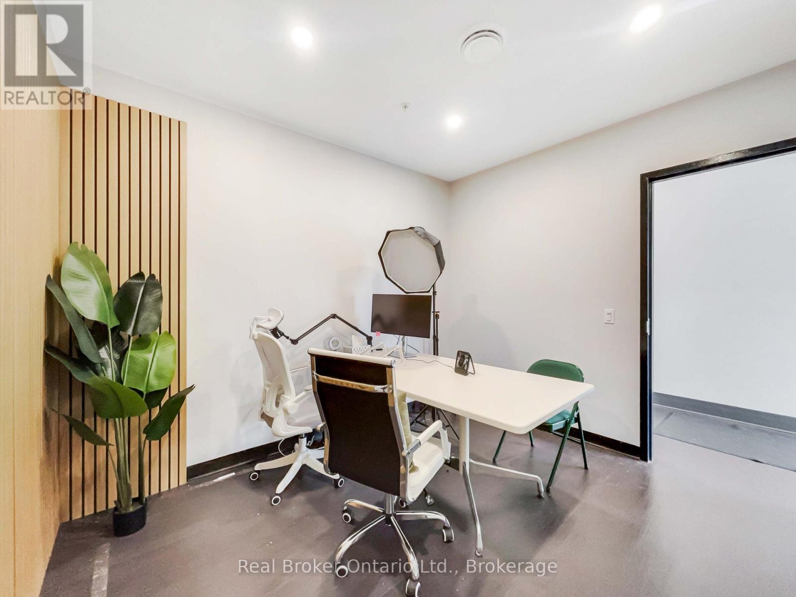 205b - 195 Hanlon Creek Boulevard, Guelph, Ontario N1C 0A1 - Photo 3 - X12523842